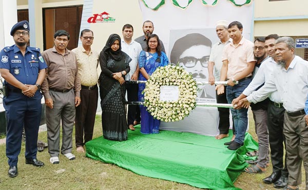 পুস্পস্তবক অর্পন করছেন প্রশাসনিক কর্মকর্তারা